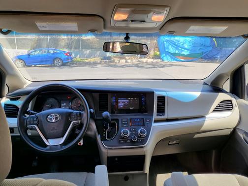 Photo 5 of 10 of 2017 Toyota Sienna L